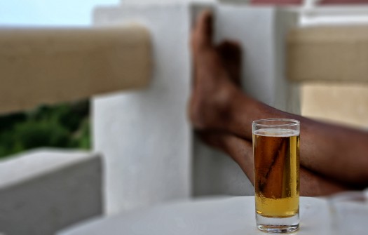 Tunis-s nohama na stole a českým pivem..pohoda.
