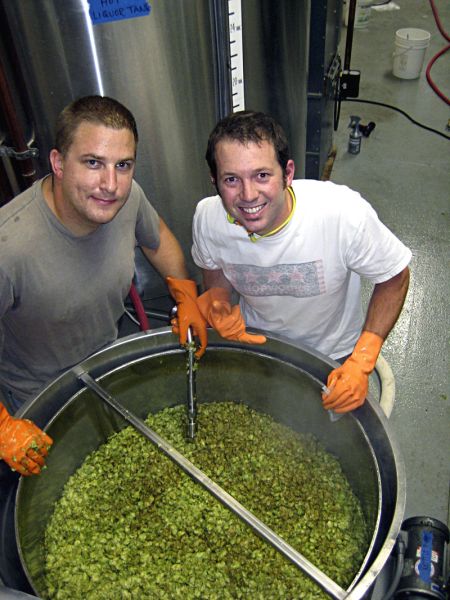 Sládek Christian Ettinger (vpravo) a podsládek Ben Love nad chmelem před první várkou v září 2007. Neuplynulo ani osm měsíců a plzeňský ležák portlandského pivovaru Hopworks Urban Brewery získal stříbrnou medaili na Světovém pivním poháru 2008 v kalifornském San Diegu. 