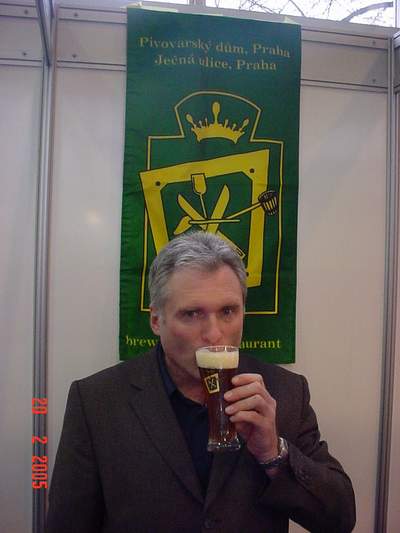  Václav Potěšil, spolumajitel restauračního pivovaru Pivovarský dům, prezentuje na výstavě Holiday World žitné pivo.