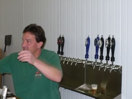 Pivovar AleSmith, v popředí majitel Petr Zien. S výstavem cirka tři tisíce hektolitrů piva za rok patří mezi ty malé. 