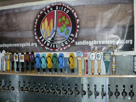 Jen část z celkem sta kohoutů, které připravili jako večerní osvěžení pro účastníky konference Craft Brewers Festival pivovary ze San Diega a okolí. 