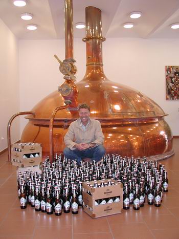 Stanislav Bernard a 160 litrů piva. (foto Rodinný pivovar Bernard)