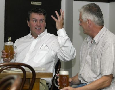 David Bryant a Honza Šuráň ze společnosti Pivo Praha diskutují nad Štěpánem. 