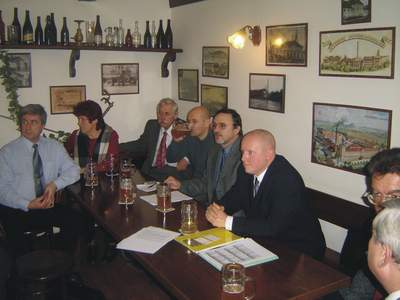  Tisková konference Sdružení přátel piva - zprava president Svazu pivovarů a sladoven, ing. Jan Veselý, ing. Vladimír Kellner, Výzkumný ústav sladu a piva, předseda Sdružení přátel a piva, Tomáš Erlich, František Štrupl, Jarda Večerníček, šéfredaktor Pivního magazínu a další členové vedení Sdružení přátel piva. 