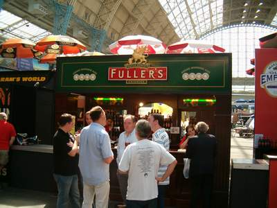  Stánek londýnského pivovaru Fullers.