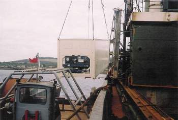 Kontejner se překládá na menší plavidlo
 